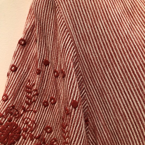Dylan Ryan Striped top w embossed sleeves. Rust/brick red color. Tie front NWOT - Picture 5 of 5